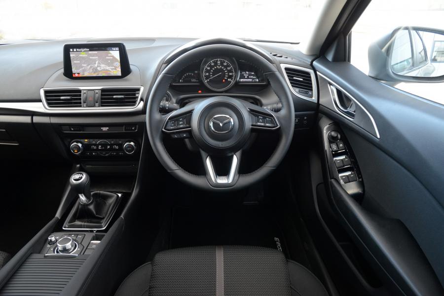 Интерьер Mazda3 Sedan 2016 года  (UK) (фото 10 из 14)